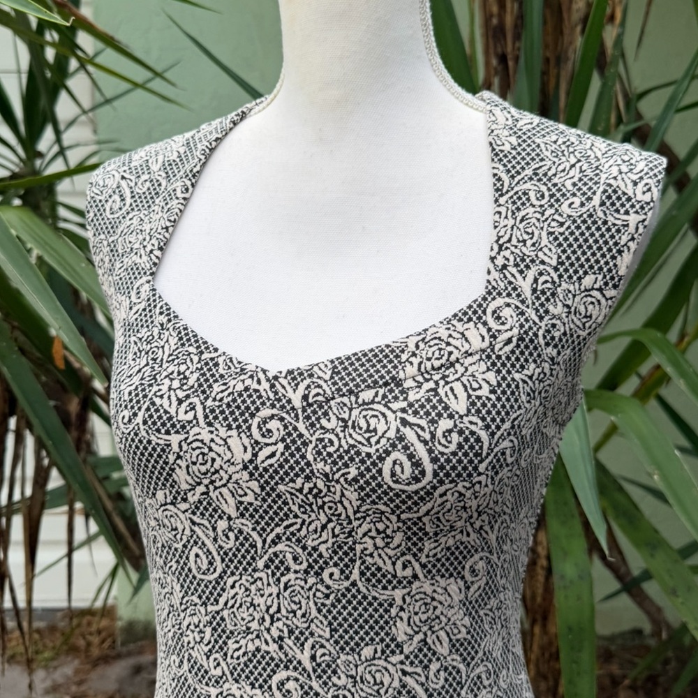 Sweetheart neckline black and white Rose Dress